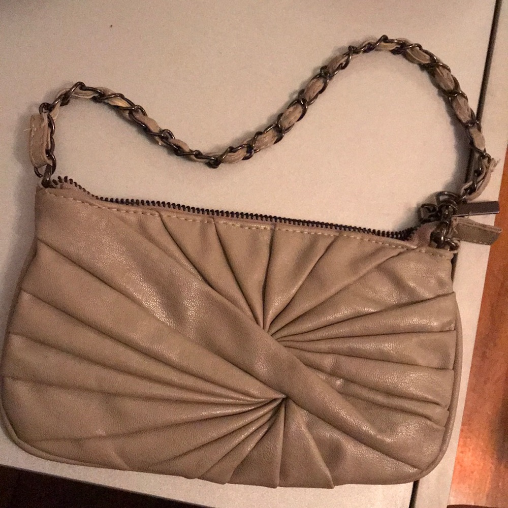 Shoulder clutch